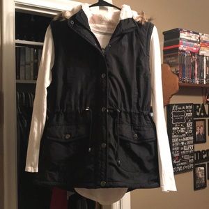 🌸Lined Vest w Detachable Faux Fur Hood🌸